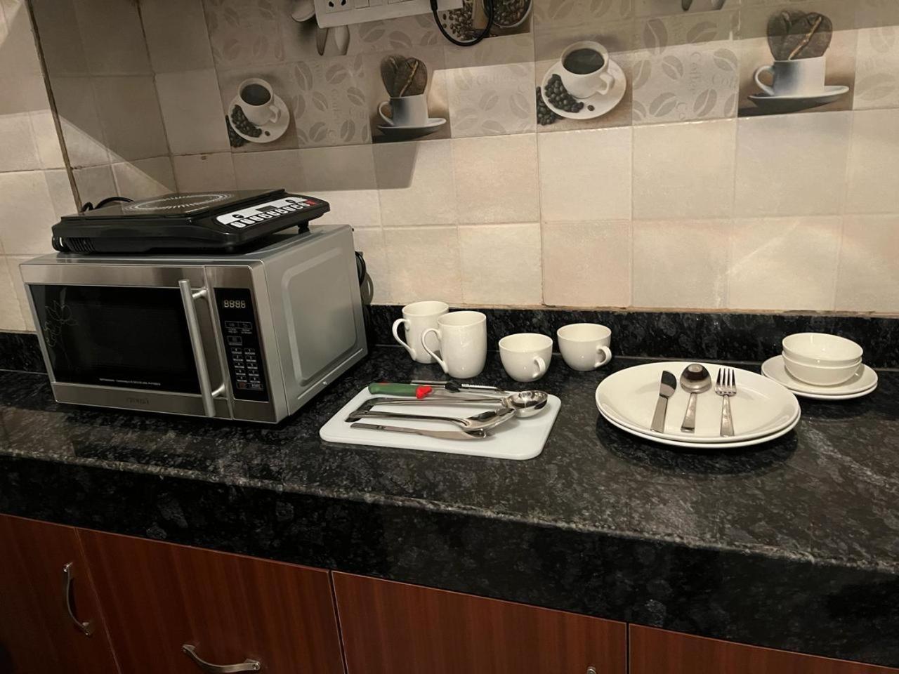 Aura Luxury Studio I Couple Friendly I Near Golf Course Road, Sector 57, Gurgaon Buitenkant foto