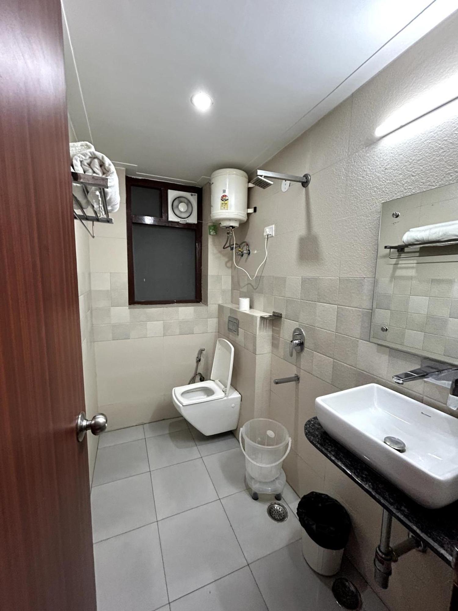 Aura Luxury Studio I Couple Friendly I Near Golf Course Road, Sector 57, Gurgaon Buitenkant foto